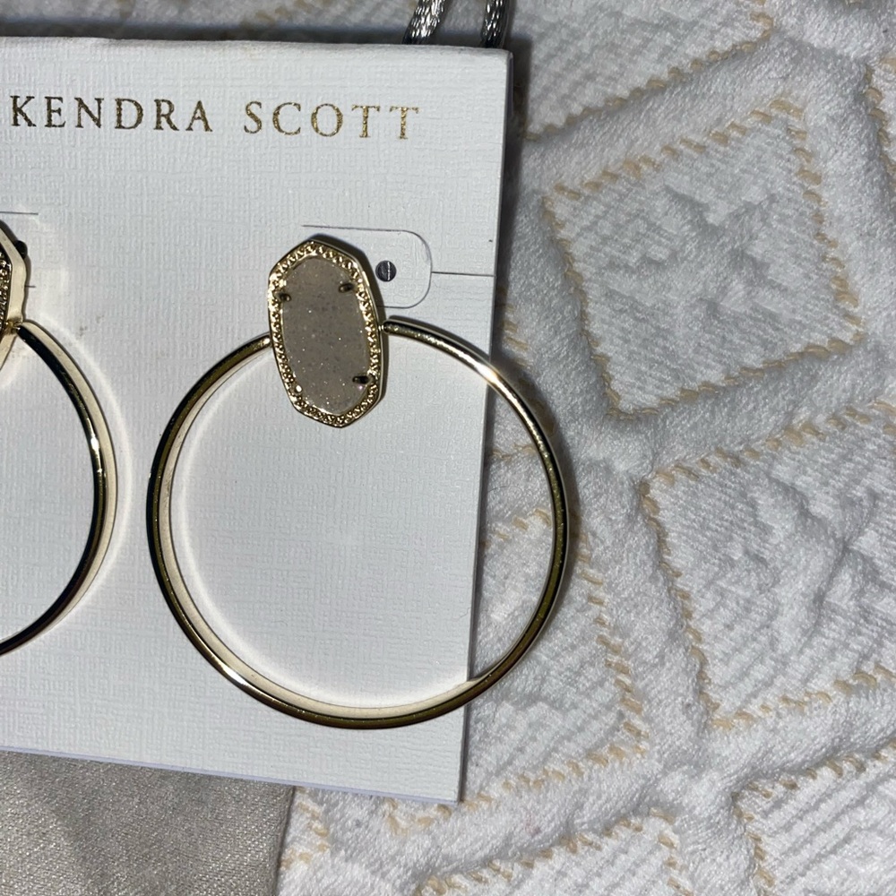 KENDRA SCOTT NWT Mayra Hoops in Gold - Picture 5 of 6